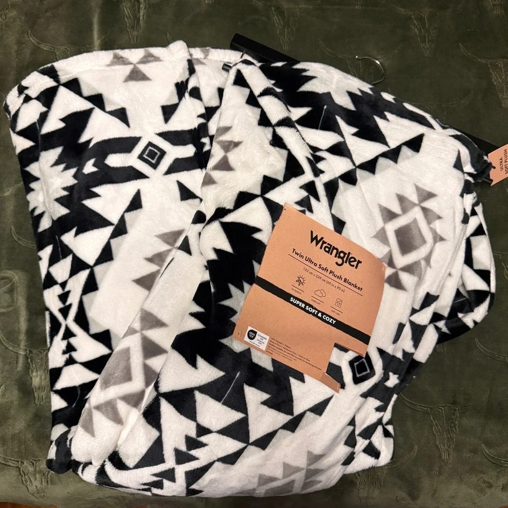 Wrangler Plush Blanket Twin Black White NEW Southwestern Tribal Geometric Aztec